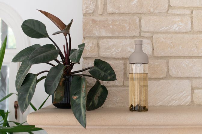 Cold Brew Tea Bottle (750ml) in a home setting.
