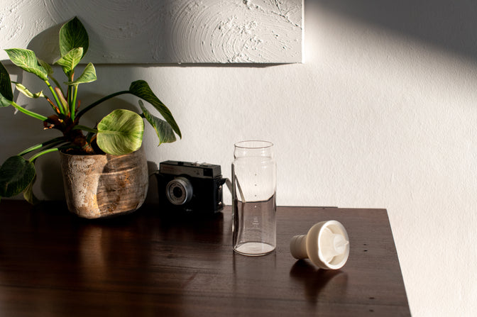 Cold Brew Tea Bottle (750ml) in a home setting.