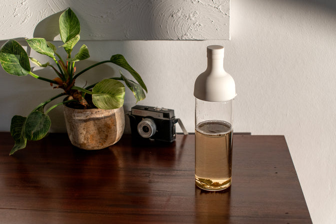 Cold Brew Tea Bottle (750ml) in a home setting.